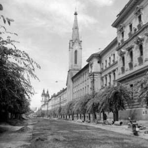 Kalocsa, Szent István király út, szemben a Szent István király templom, távolban a Szentháromság téren a Főszékesegyház (Forrás: Fortepan)
